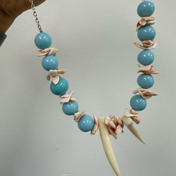 Vintage 70’s Blue Bead & Shell Tooth Necklace Silver Tone Chain 20" - Picture 7 of 10